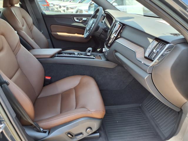 2022 Volvo XC60 B5 Momentum