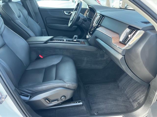 2022 Volvo XC60 B5 Momentum