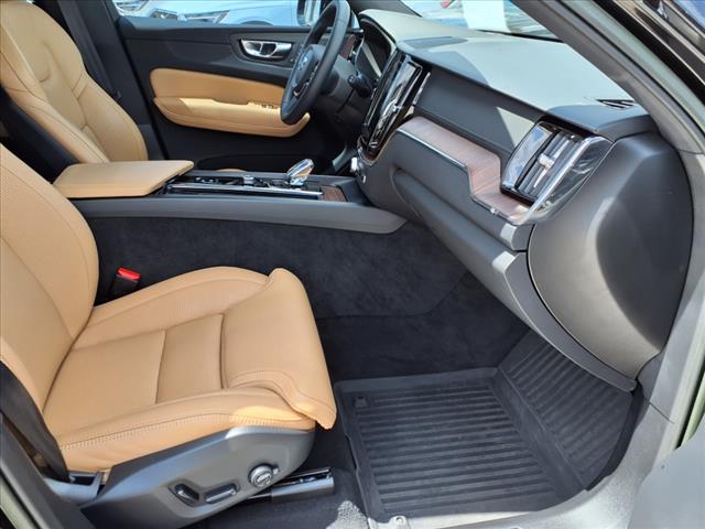 2023 Volvo XC60 B5 Ultimate Dark Theme