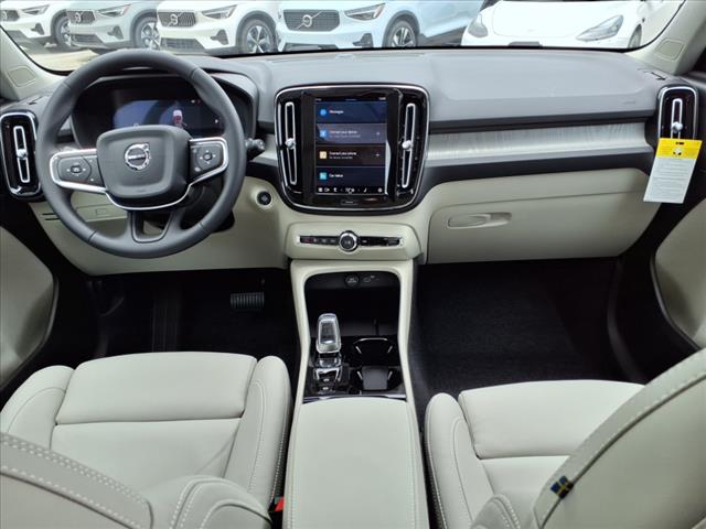 2025 Volvo XC40 B5 Plus Dark Theme