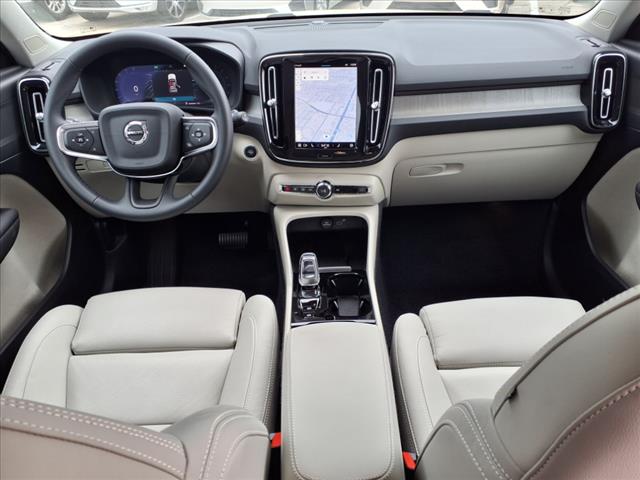 2025 Volvo XC40 B5 Plus Bright Theme