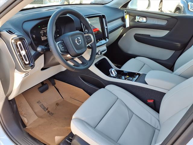 2025 Volvo XC40 B5 Plus Bright Theme