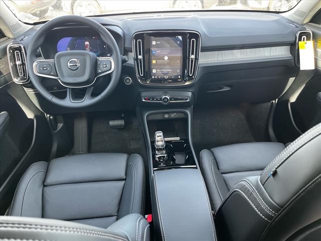 2025 Volvo XC40 B5 Ultra Bright Theme