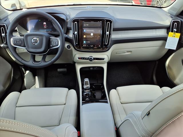 2025 Volvo XC40 B5 Ultra Bright Theme