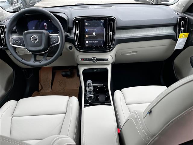 2025 Volvo XC40 B5 Ultra Bright Theme