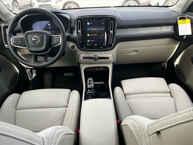 2025 Volvo XC40 B5 Ultra Bright Theme