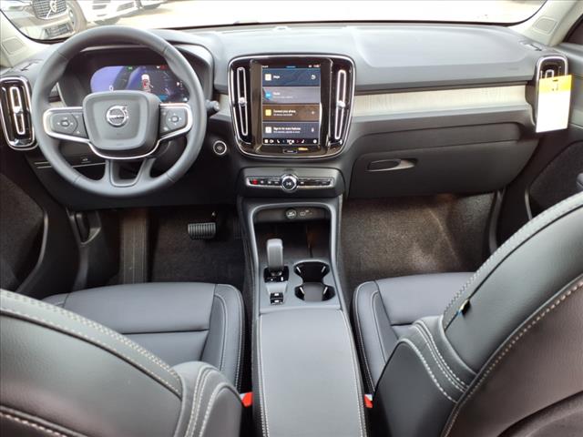 2025 Volvo XC40 B5 Core Bright Theme