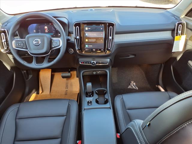 2025 Volvo XC40 B5 Core Bright Theme