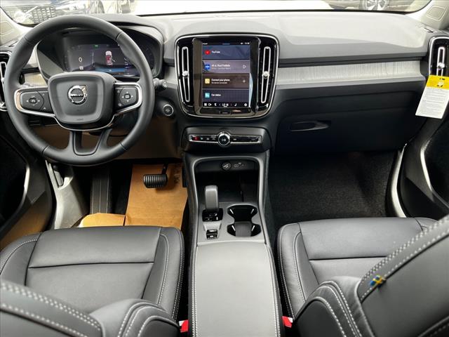 2025 Volvo XC40 B5 Core Bright Theme
