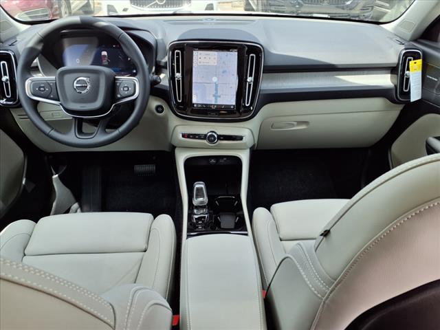 2025 Volvo XC40 B5 Ultra Dark Theme