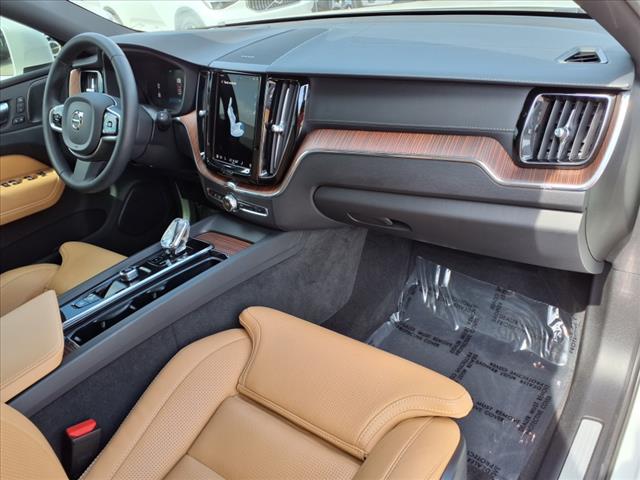 2023 Volvo XC60 B5 Ultimate Bright Theme