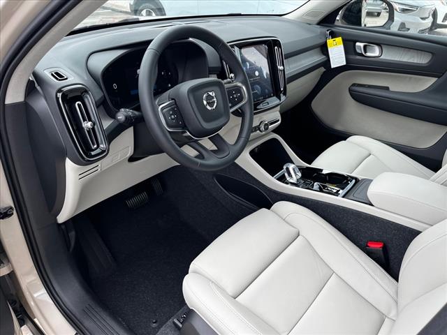 2025 Volvo XC40 B5 Plus Dark Theme