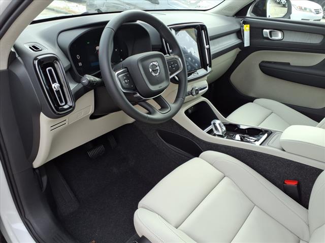 2025 Volvo XC40 B5 Plus Dark Theme