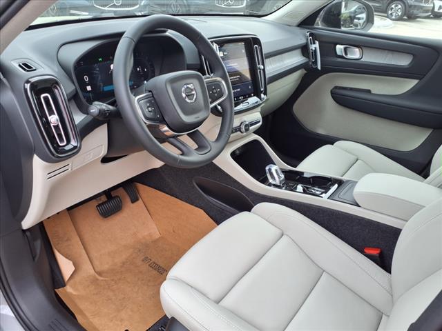 2025 Volvo XC40 B5 Plus Dark Theme