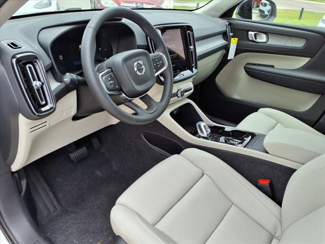 2025 Volvo XC40 B5 Plus Dark Theme