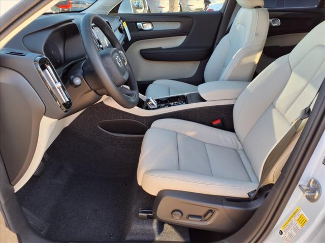2025 Volvo XC40 B5 Plus Bright Theme