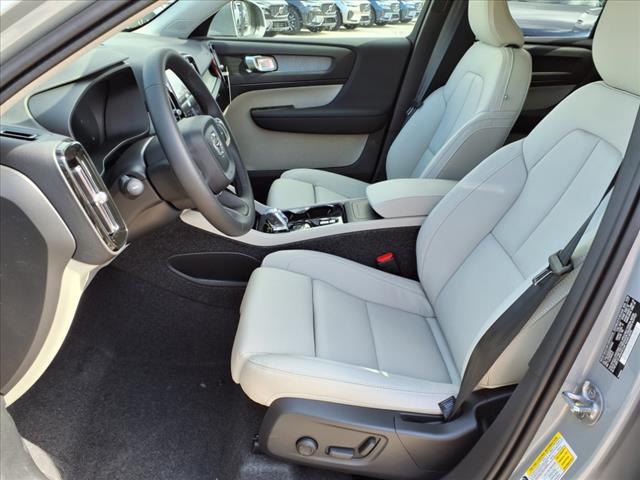 2025 Volvo XC40 B5 Plus Bright Theme