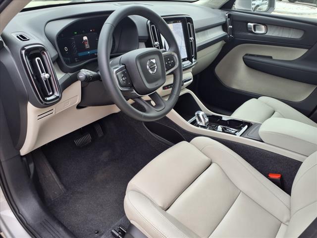 2025 Volvo XC40 B5 Plus Bright Theme