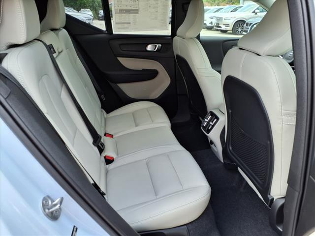 2025 Volvo XC40 B5 Plus Bright Theme