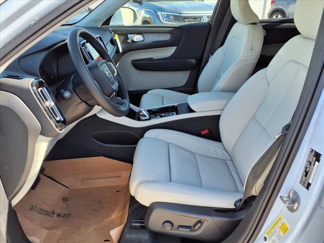 2025 Volvo XC40 B5 Plus Bright Theme