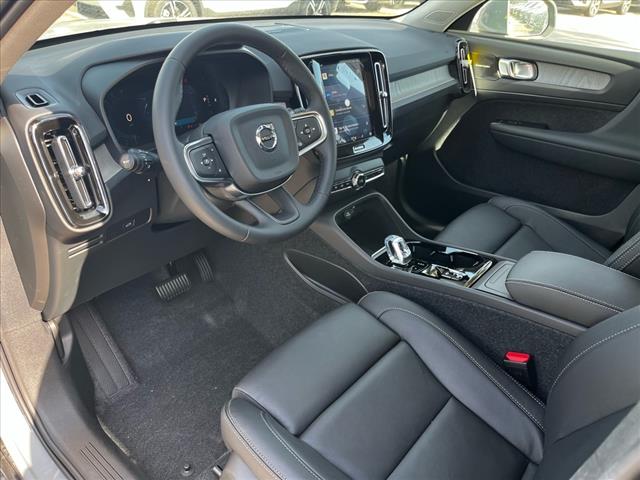 2025 Volvo XC40 B5 Ultra Bright Theme