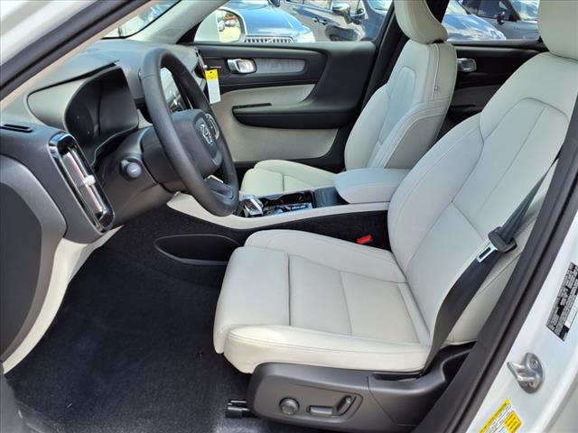 2025 Volvo XC40 B5 Ultra Bright Theme