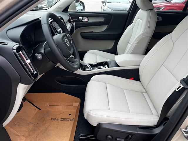 2025 Volvo XC40 B5 Ultra Bright Theme