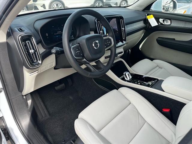 2025 Volvo XC40 B5 Ultra Bright Theme