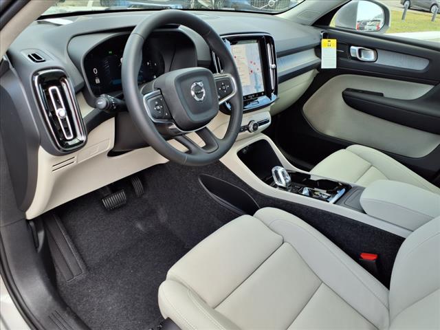 2025 Volvo XC40 B5 Ultra Bright Theme