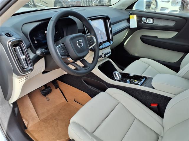 2025 Volvo XC40 B5 Ultra Bright Theme