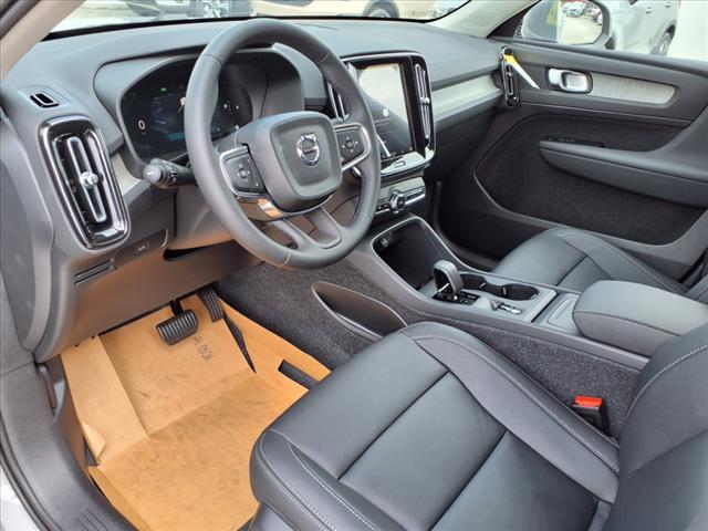 2025 Volvo XC40 B5 Core Bright Theme