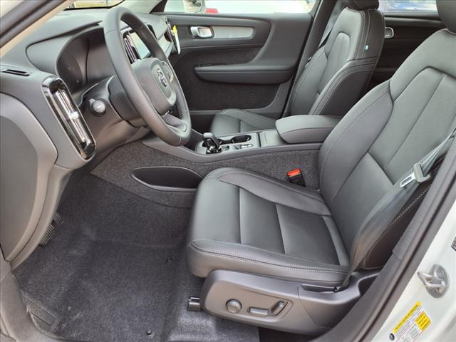 2025 Volvo XC40 B5 Core Bright Theme
