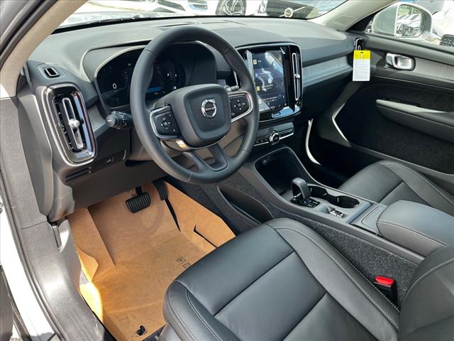 2025 Volvo XC40 B5 Core Bright Theme