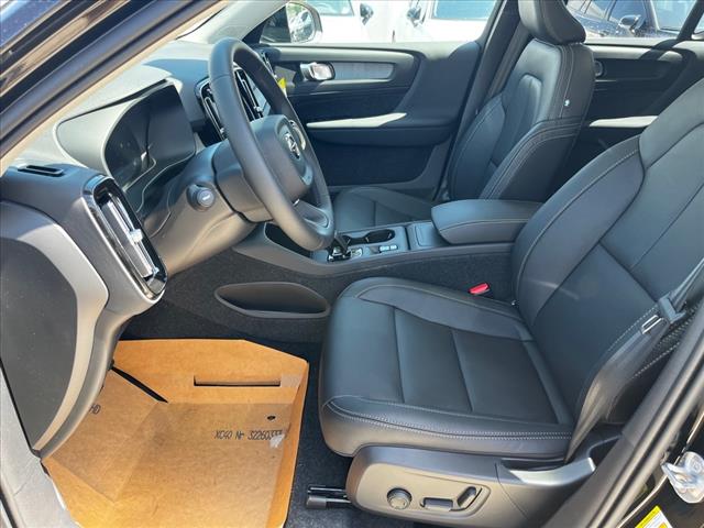 2025 Volvo XC40 B5 Core Bright Theme