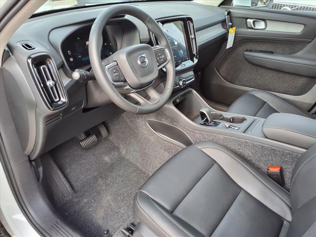 2025 Volvo XC40 B5 Core Bright Theme