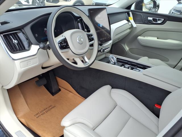 2026 Volvo XC60 B5 Ultra Dark Theme