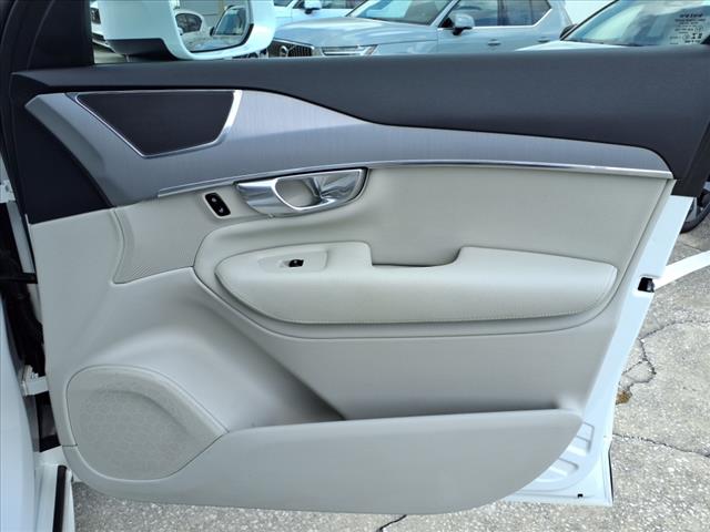 2022 Volvo XC90 T5 Momentum