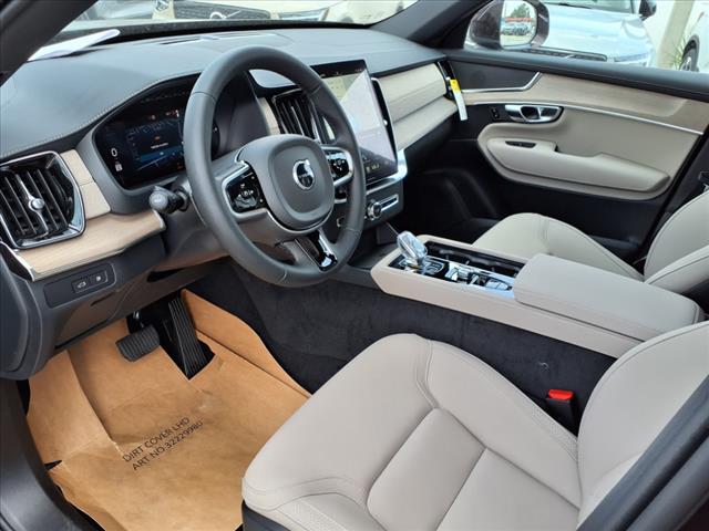 2025 Volvo XC90 T8 Core Bright Theme