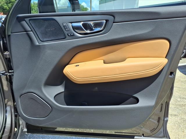 2023 Volvo XC60 B5 Ultimate Bright Theme