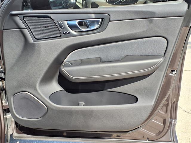 2022 Volvo XC60 B5 R-Design