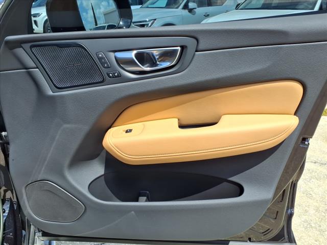 2023 Volvo XC60 B5 Ultimate Dark Theme