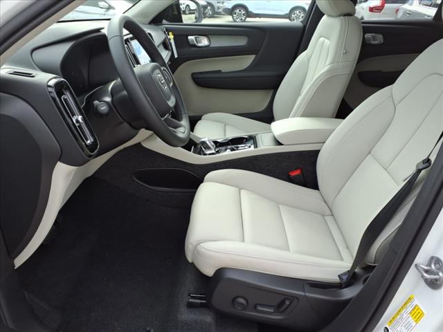 2025 Volvo XC40 B5 Plus Dark Theme