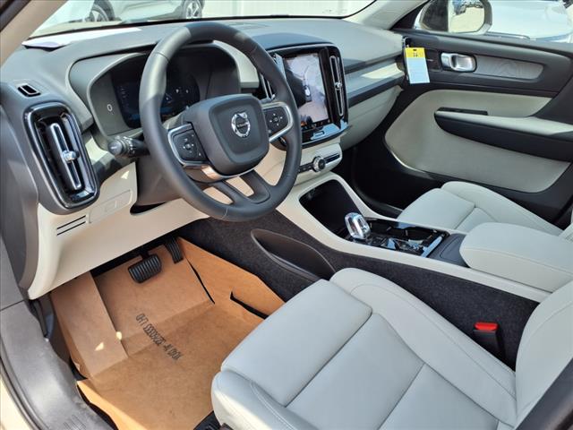 2025 Volvo XC40 B5 Plus Dark Theme
