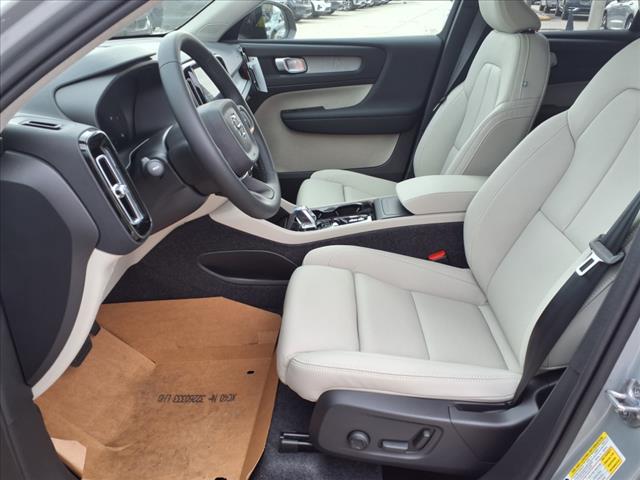 2025 Volvo XC40 B5 Plus Dark Theme