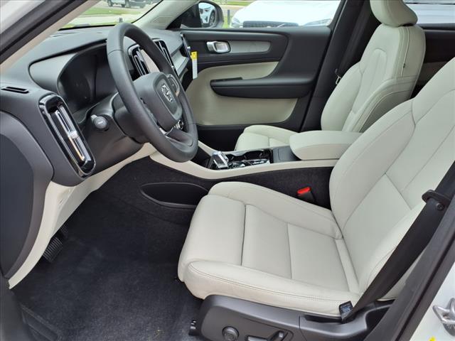2025 Volvo XC40 B5 Plus Dark Theme