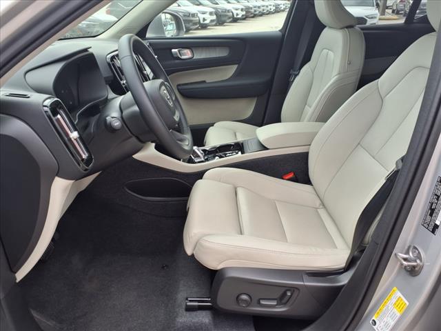 2025 Volvo XC40 B5 Plus Bright Theme