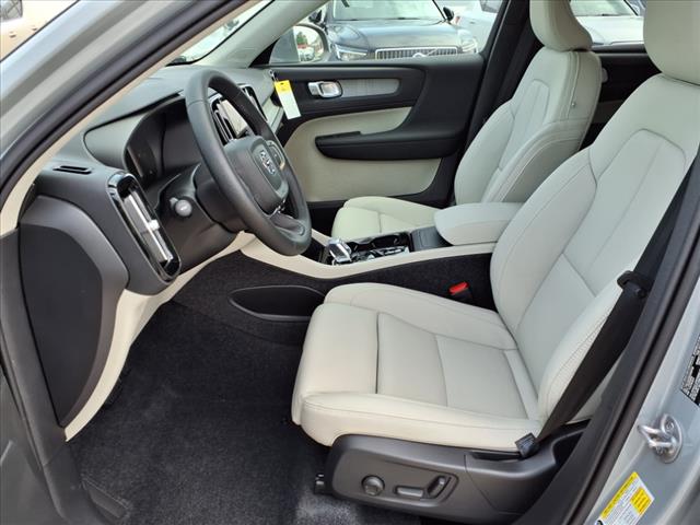 2025 Volvo XC40 B5 Plus Bright Theme