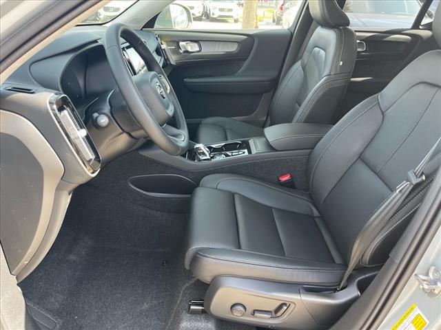 2025 Volvo XC40 B5 Ultra Bright Theme