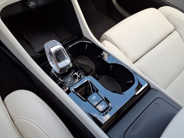 2025 Volvo XC40 B5 Ultra Bright Theme