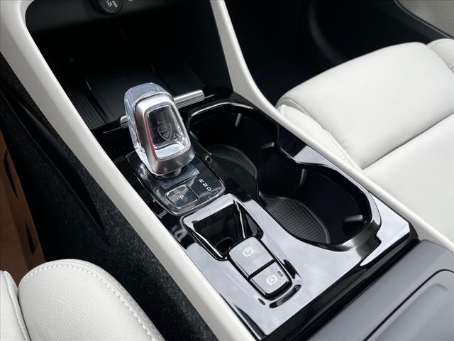 2025 Volvo XC40 B5 Ultra Bright Theme